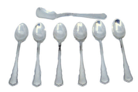 Conjunto de seis colheres de café e pá de açúcar em prata com os cabos frisados.